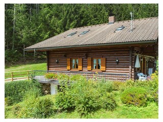 Biohaus-1-Gartenansicht-Sommerurlaub