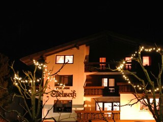 Pension im Winter bei Nacht von Vorne