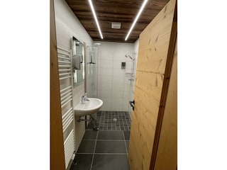 Badezimmer mit großzügiger Dusche