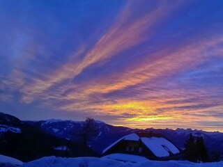 Sonnenaufgang mit Schnee im Sommer