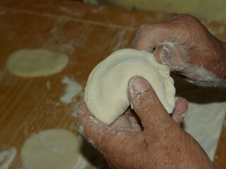 "Krapfen krendeln": Kärntner Nudeln