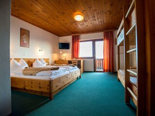 Familien-Zirbenzimmer mit Etagenbett
