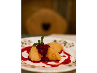 Polentanockerl auf Fruchtspiegel