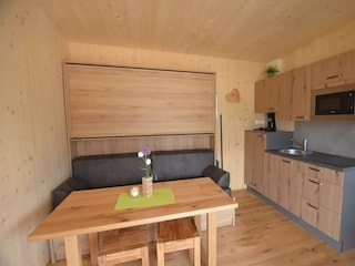 Wohnbereich mit Klappbett