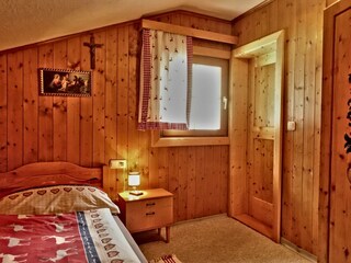 Originale Holzvertäfelung schafft Hütten-Feeling