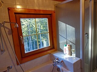Badezimmer mit Tageslicht und Aussicht