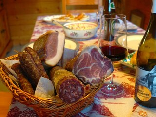 Echte Almkost: Speck, Wurst und Käse vom Nachbarn