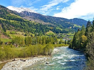 Das Almhaus oben am Berg (rot markiert)