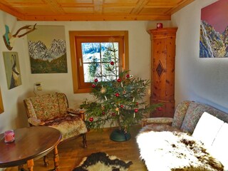 Jagdzimmer mit Antiquitäten und Gemälden