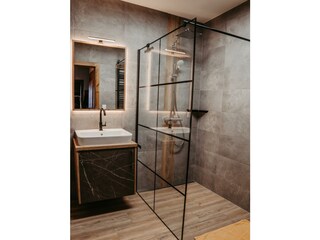 Badezimmer mit Dusche