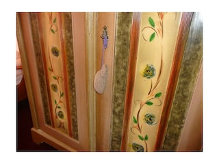 bemalte Schränke mit Lavendelsackerl