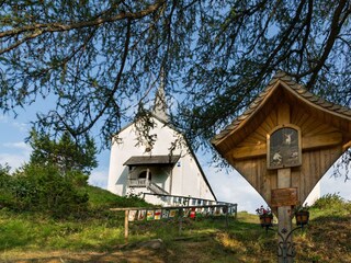Kreuz bei Aufgang zur Kirche