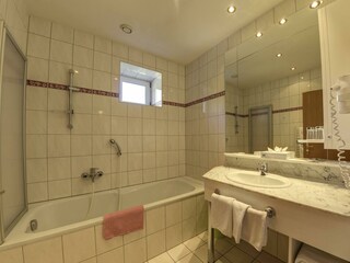 Badezimmer Familiensuite Hotel Flattacher Hof