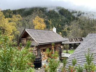 Hu?tte außen Herbst mit Voliere
