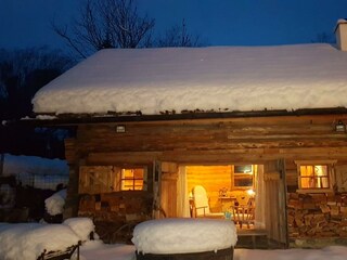 Hu?tte Winter Nacht mit blick in die Stube