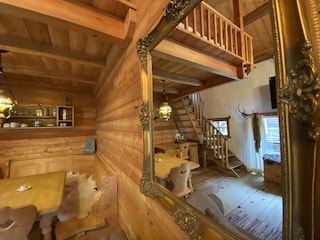 Hu?tte innen mit spiegelbild Treppe