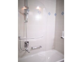 Badewanne mit Dusche