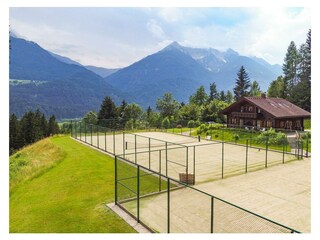 Biohaus-1-Aussenansicht-Ausblick-Jauken-Tennisplat