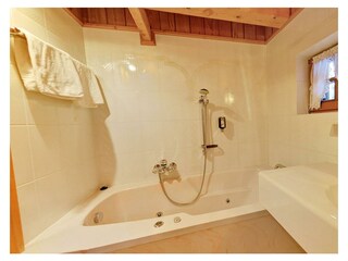 Badezimmer mit Whirlwanne