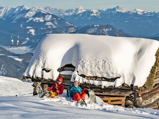 schneeschuh-wandern-emberger-alm-huette-winter-url