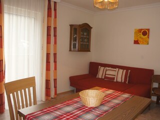 App.1 - Wohnzimmer mit Couch und Esstisch