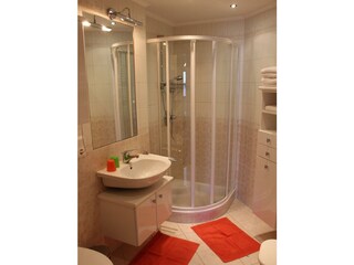 Badezimmer mit Dusche und WC