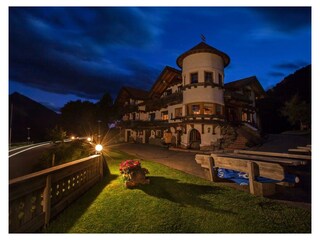 Appartementhaus bei Nacht
