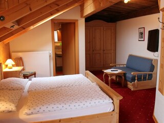 Doppelbett und ausziehbare Couch