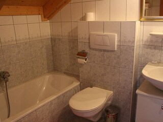 Bad mit Badewanne und WC