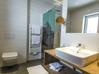 Badezimmer mit Regendusche