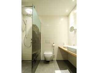 Badezimmer mit Regendusche 1