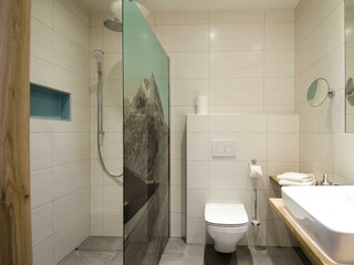 Badezimmer mit Regendusche 2