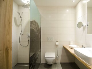 Badezimmer mit Regendusche