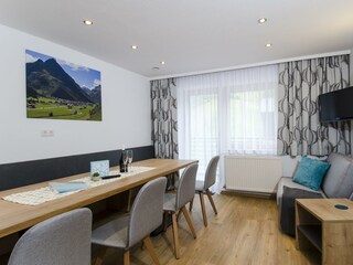 Ess- und Wohnzimmer mit Balkon
