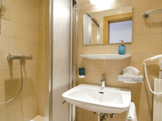 Badezimmer mit Föhn und Kosmetikspiegel