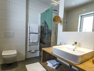 Badezimmer mit Regendusche