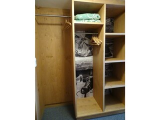 Offener Kleiderschrank