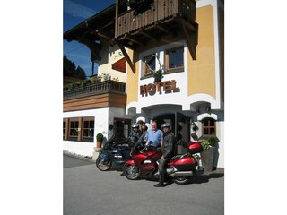 Motoradfahrer schöne Aussicht St Johann in Tirol