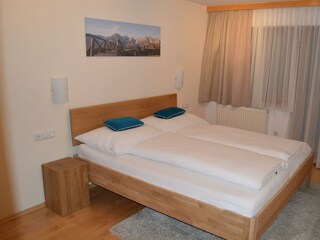 Schlafzimmer mit Balkon und Blick in den Hof