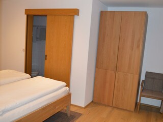 Schlafzimmer mit Bad und Balkon