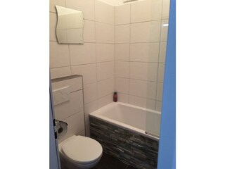 Ein Bad mit Wanne und ein Bad mit Dusche