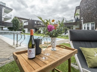 Pool mit Flasche Wein