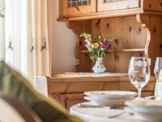 Ausschnitt Tisch mit Blumen