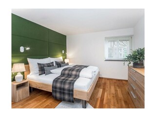 Schlafzimmer (Masterbedroom) mit angrenzendem Bad