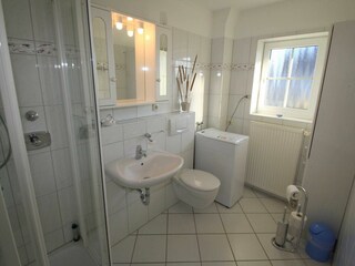 Dusche + WC im Erdgeschoß