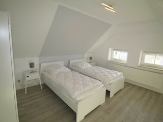 Schlafraum mit 2 Einzelbetten + TV im Obergeschoß