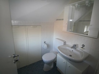 WC + Waschbecken im Obergeschoß