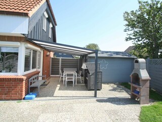 Eingezäunter Garten mit Terrassenüberdachung