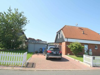 Frontansicht. Eingang links