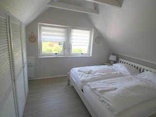 Durchgangszimmer im OG 1 Einzelbett mit TV